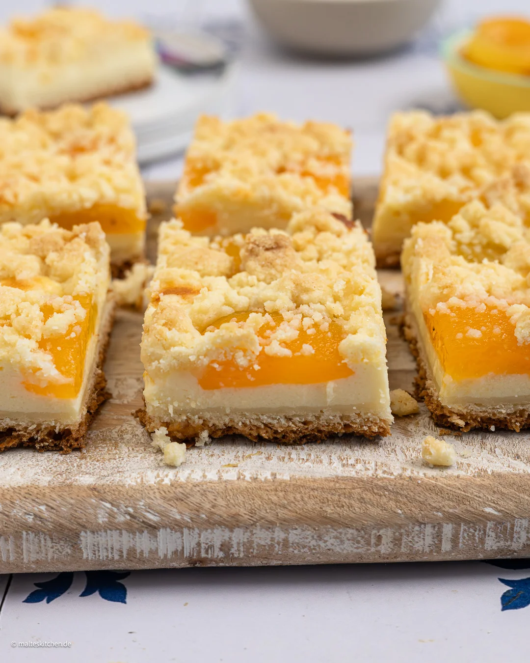 Saftiger Aprikosenkuchen mit Streuseln nach dem Rezept unserer Oma.
