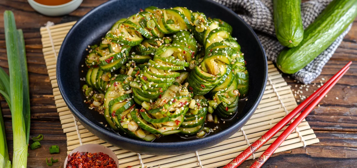 Asiatischer Gurkensalat mit Sesam / Chili