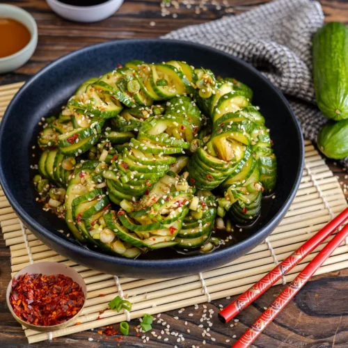 Asiatischer Gurkensalat mit Sesam / Chili