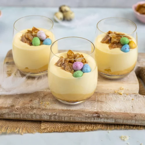 Eierlikör-Dessert im Glas mit Mandelkrokant