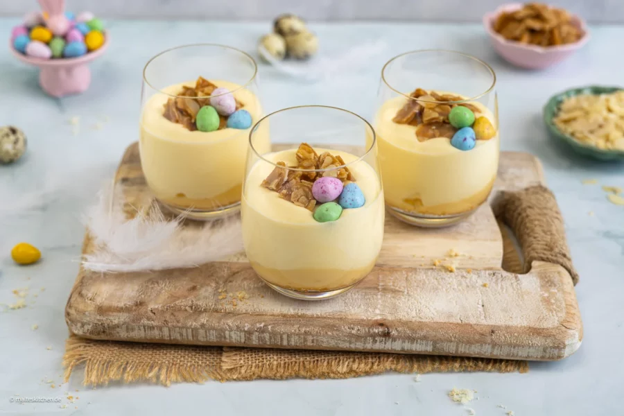 Eierlikör-Dessert im Glas mit Mandelkrokant