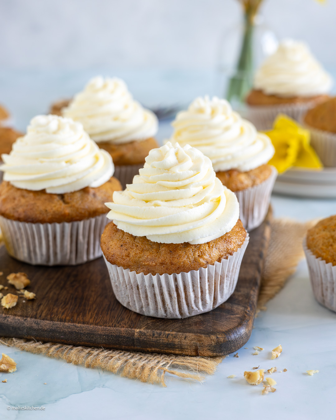 Karotten-Muffins mit Walnüssen und Frosting.