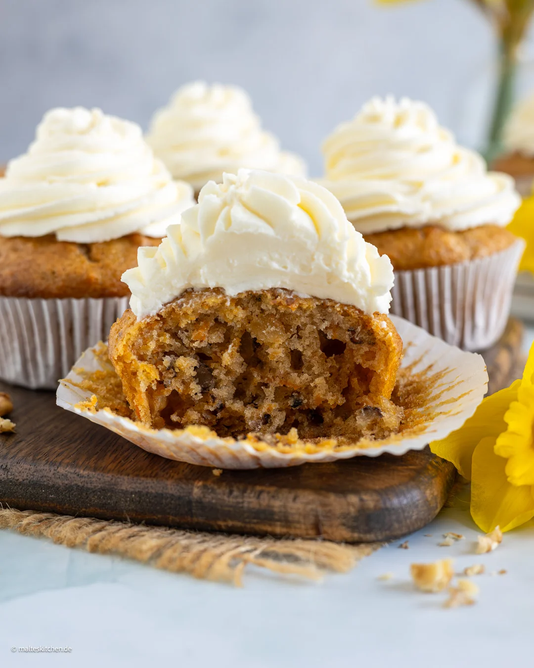 Saftige Muffins mit Karotten und Frischkäse als Frosting.