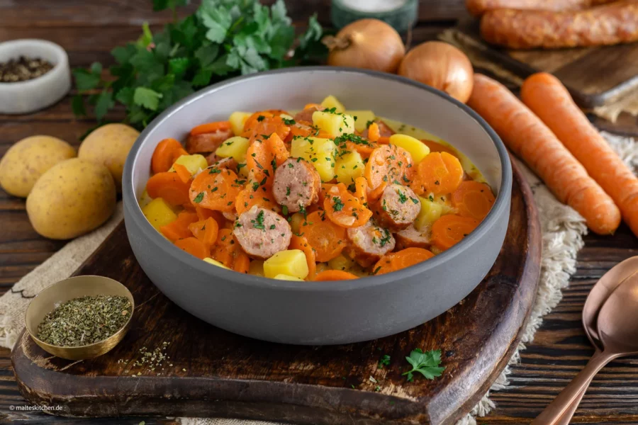 Möhreneintopf mit Kartoffeln und Mettenden