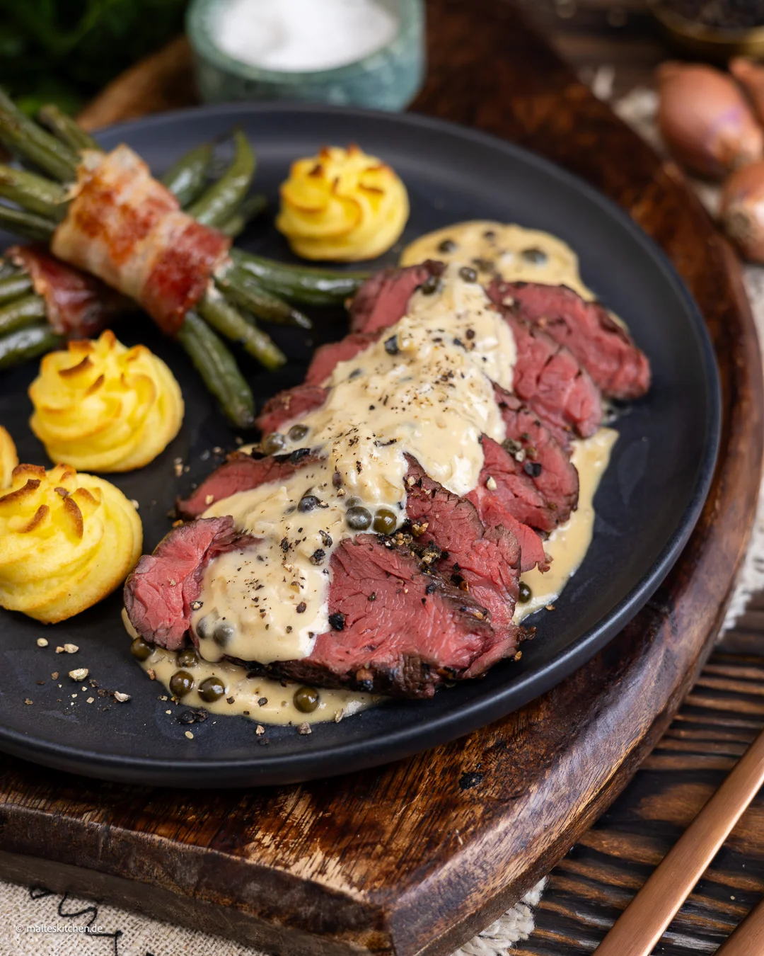 Saftiges Steak mit Pfeffersoße.