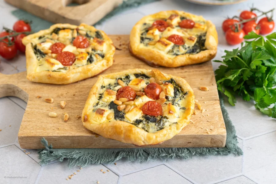 Tarte Rustique mit Spinat, Tomaten und Hirtenkäse