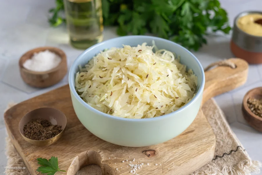 Klassischer Krautsalat aus Weißkohl