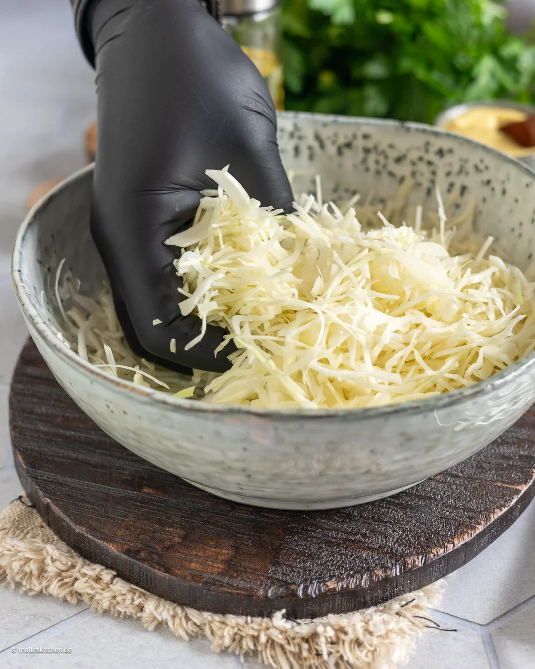 Weißkohl kneten