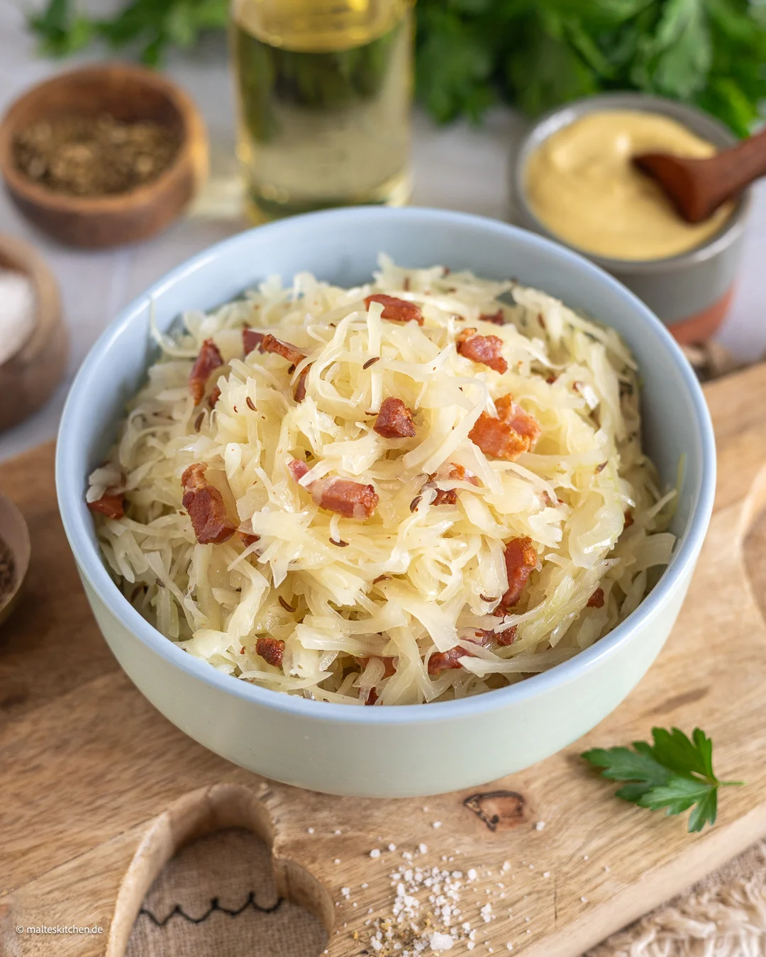 Omas guter Krautsalat mit Speck