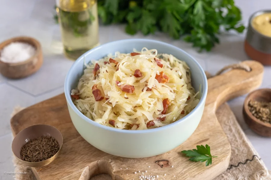 Omas Krautsalat mit Speck