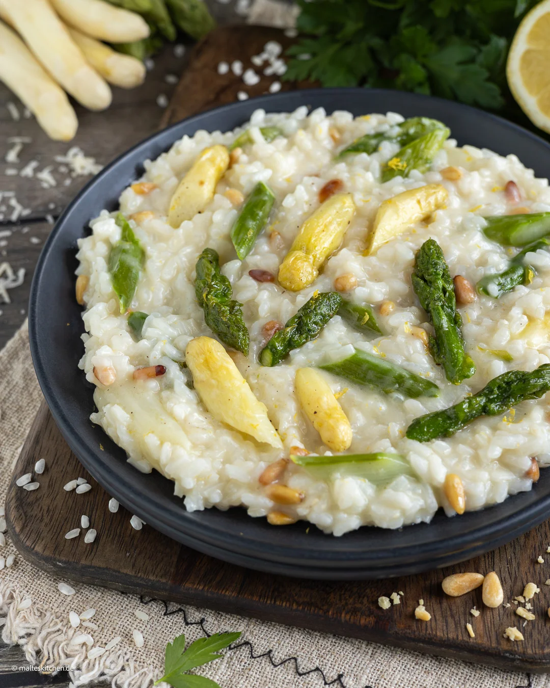 Leckeres Spargelrisotto mit weißem und grünem Spargel