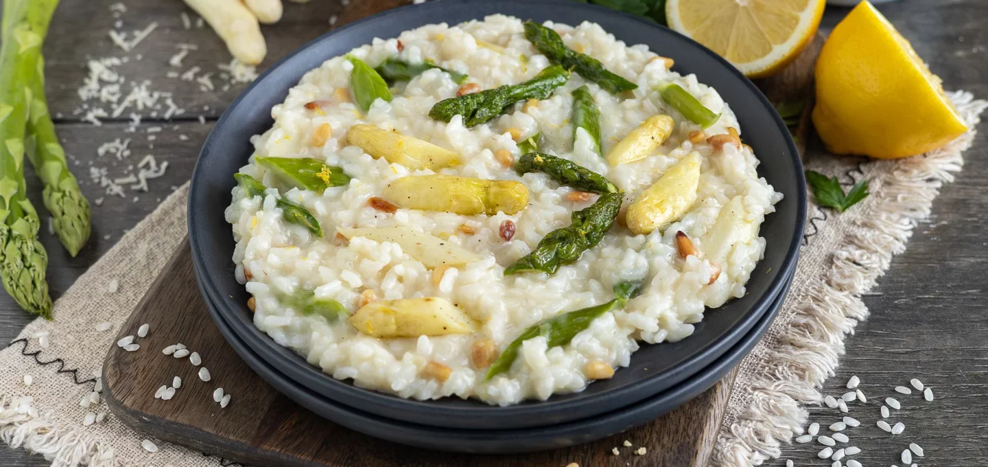 Spargelrisotto mit weißem und grünem Spargel