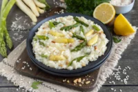 Spargelrisotto mit weißem und grünem Spargel