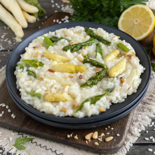 Spargelrisotto mit weißem und grünem Spargel