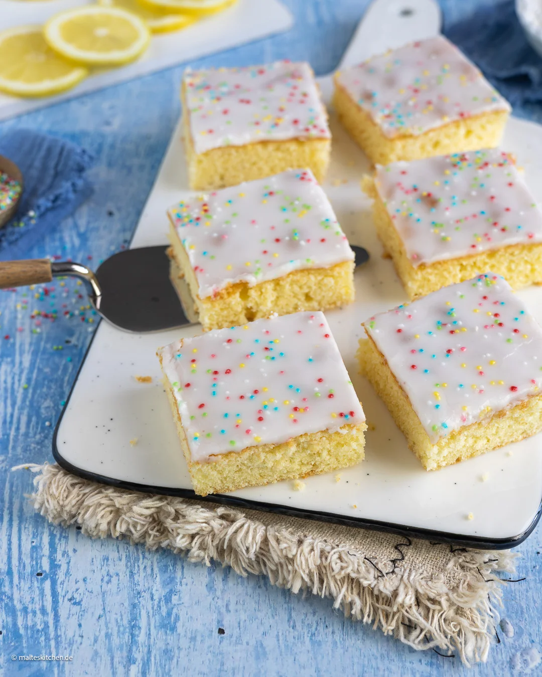 Zitronenkuchen vom Blech, einfach, lecker und super saftig.
