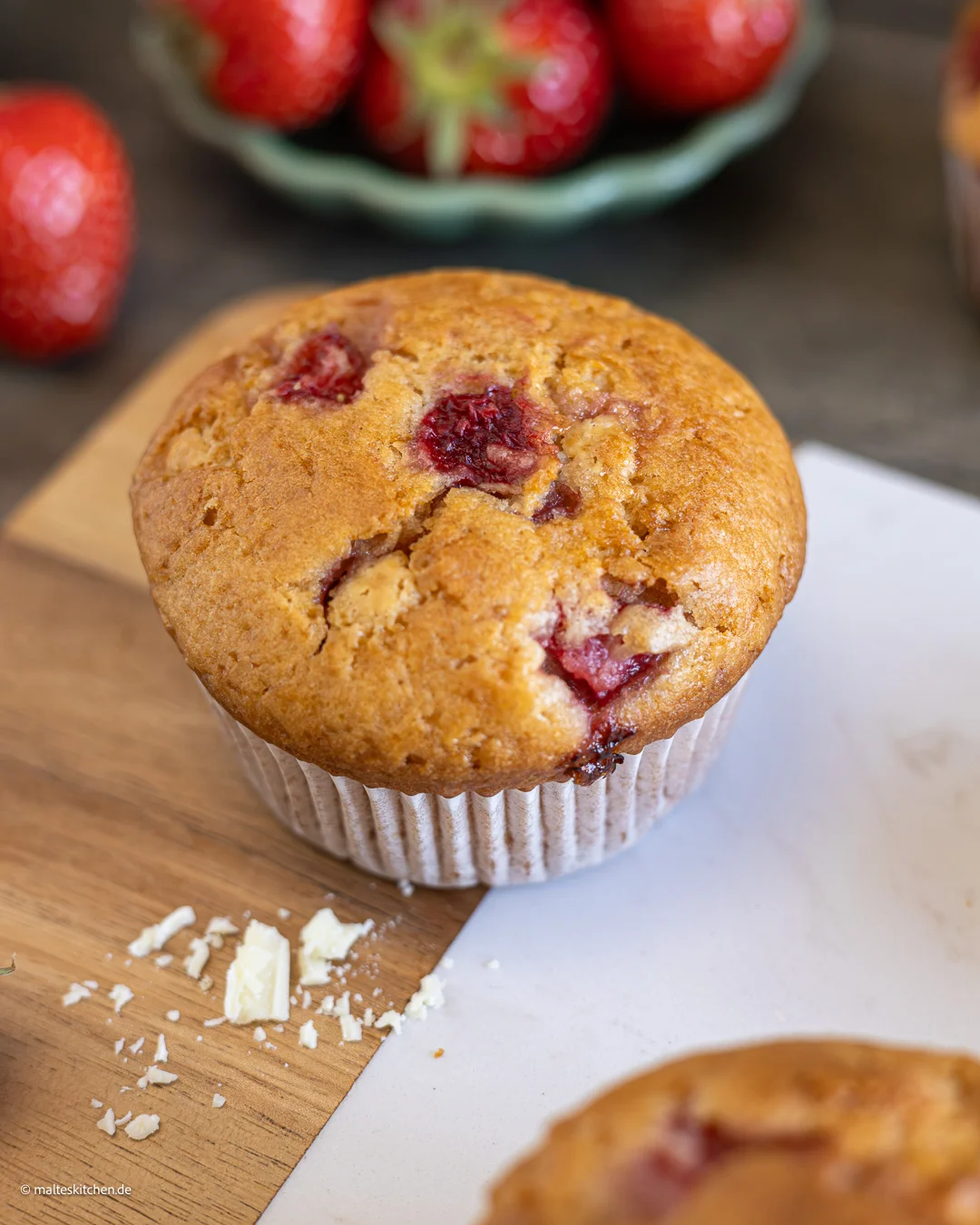 Erdbeer-Muffins mit weißer Schokolade und frischen Erdbeeren