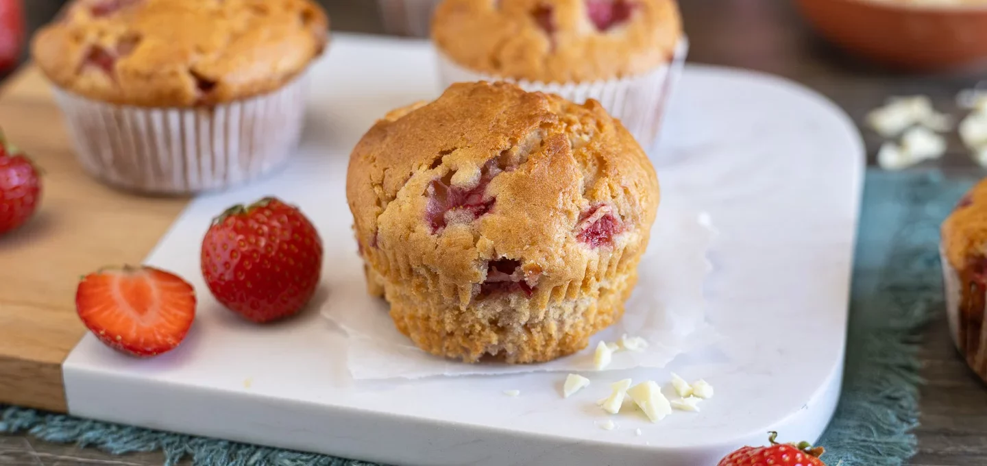 Erdbeer-Muffins mit weißer Schokolade