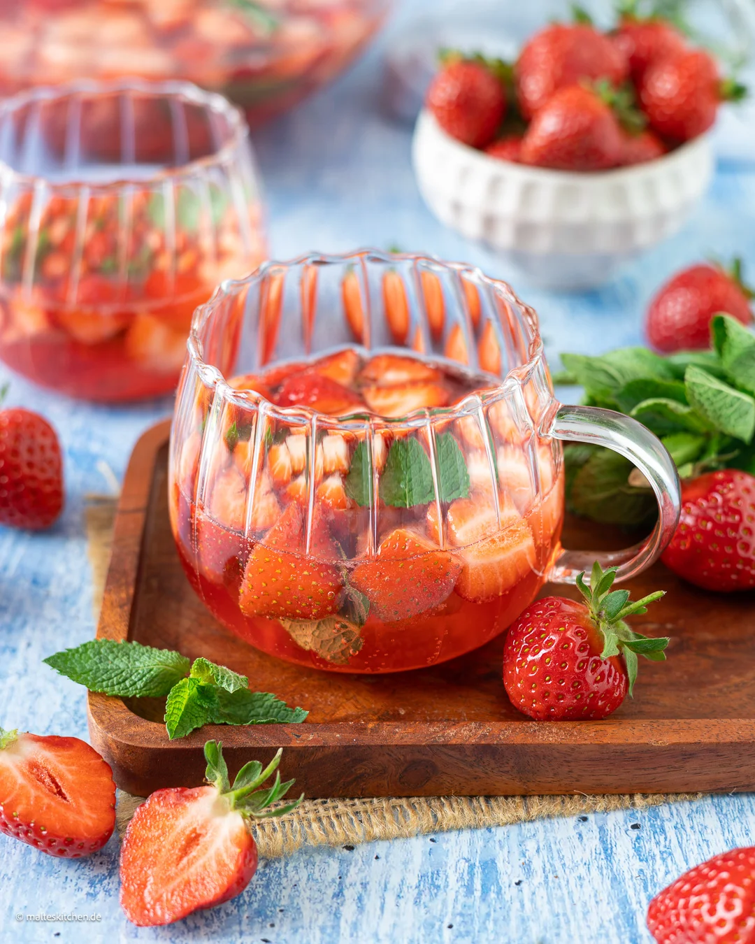 Leckere Bowle mit Erdbeeren