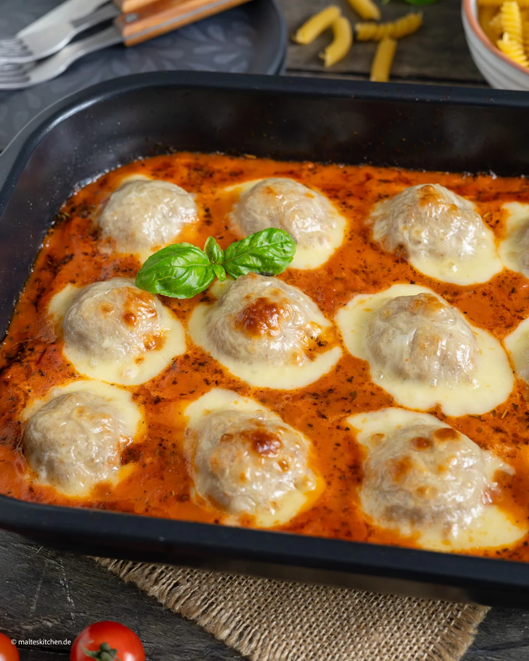 Fleischbällchen in leckerer Tomatensoße aus dem Backofen.