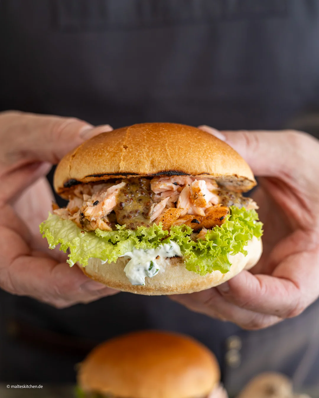 Saftiger Lachsburger mit Schnittlauchcreme und Honigsenf