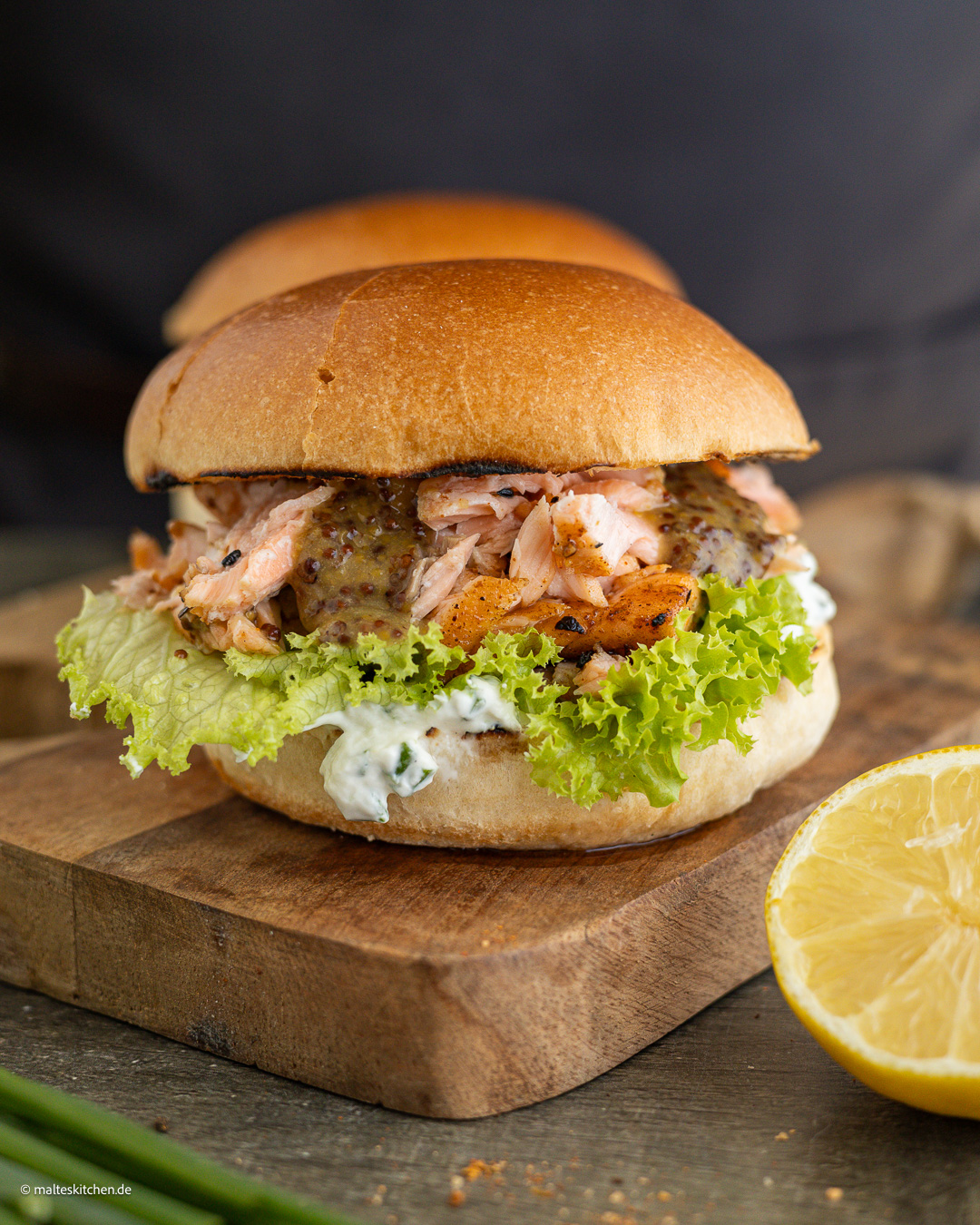 Burger mit saftigem Lachs.