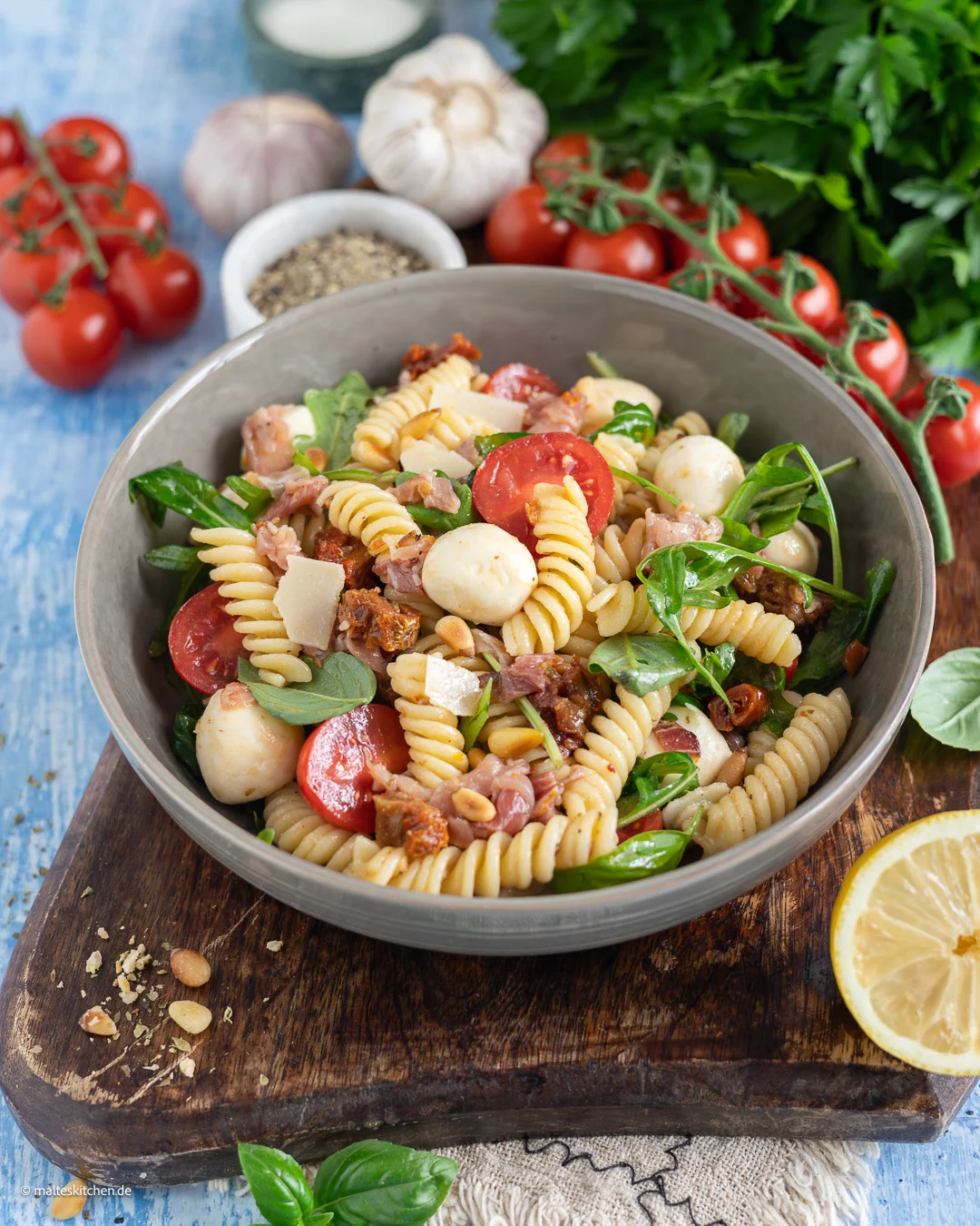 Italienischer Nudelsalat mit Parmaschinken und Rucola