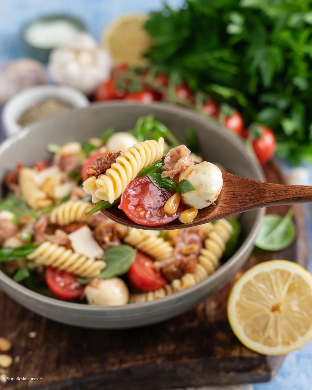 Italienischer Nudelsalat mit getrockneten Tomaten und Mozzarella