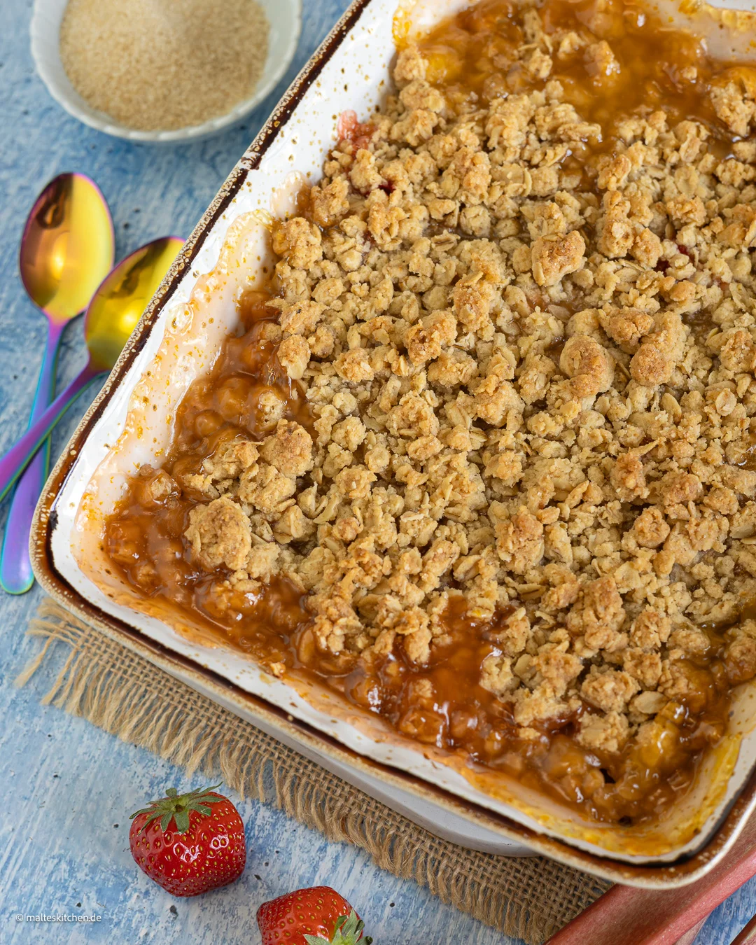 Knuspriger Crumble mit Rhabarber und Erdbeeren.