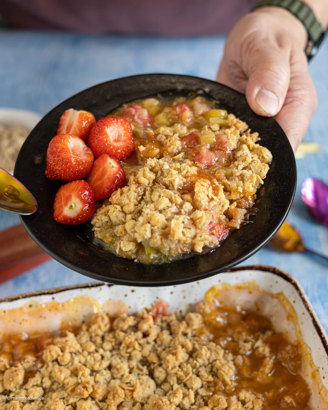 Rhabarber-Crumble mit Erdbeeren