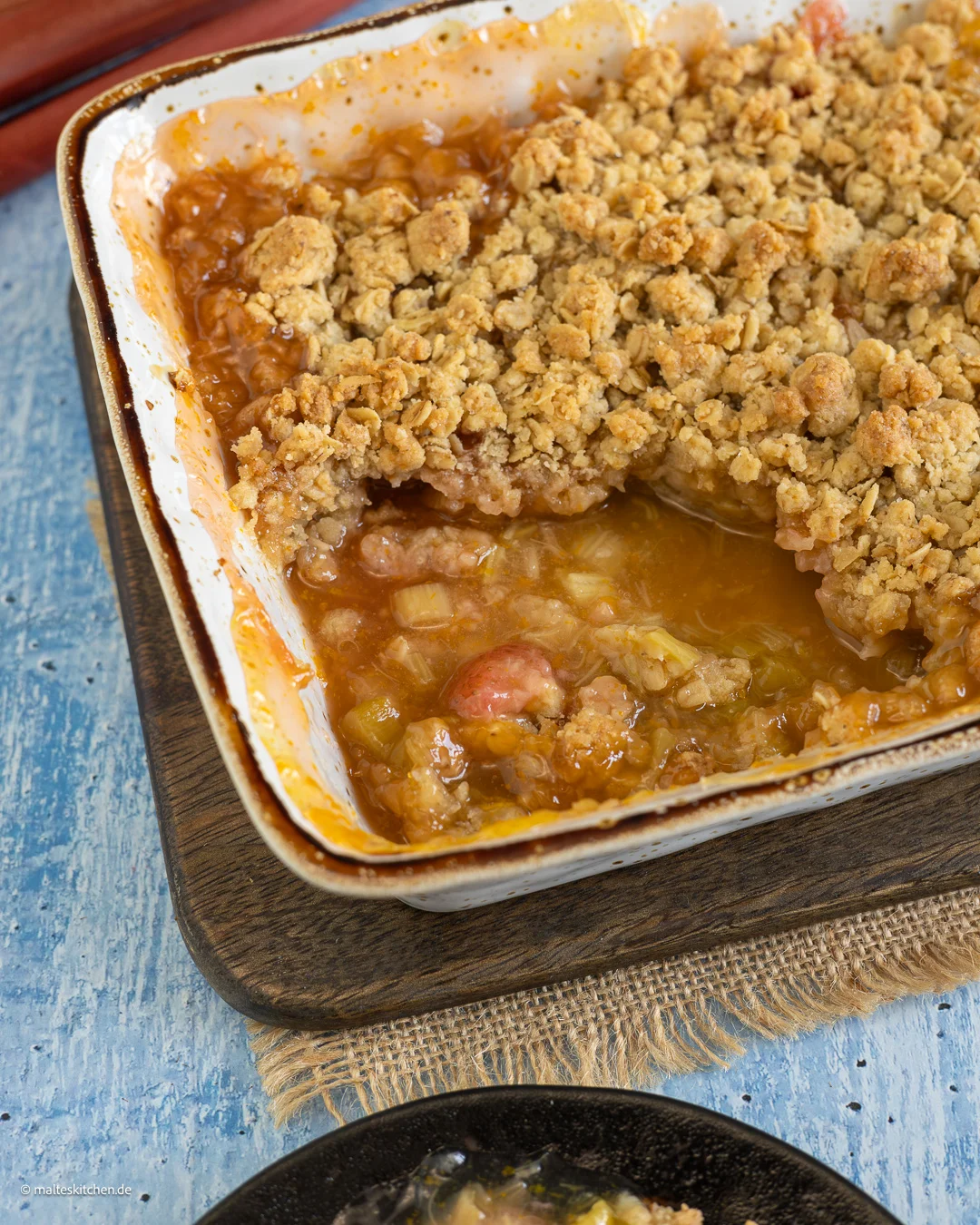 Rhabarber-Crumble mit Erdbeeren