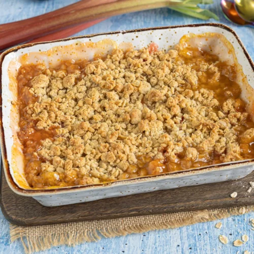Rhabarber-Crumble mit Erdbeeren