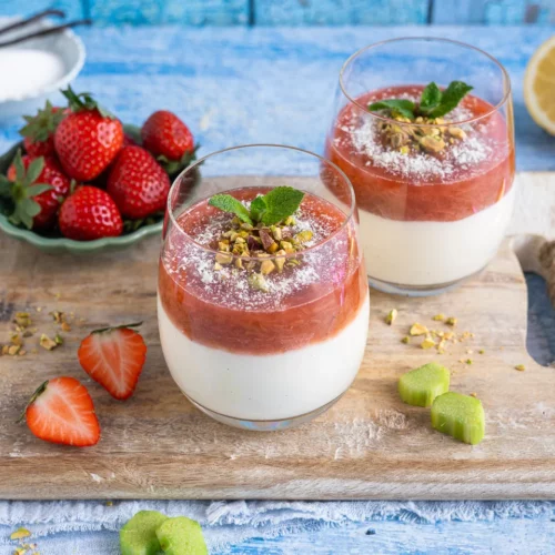 Rhabarber-Dessert mit Erdbeeren