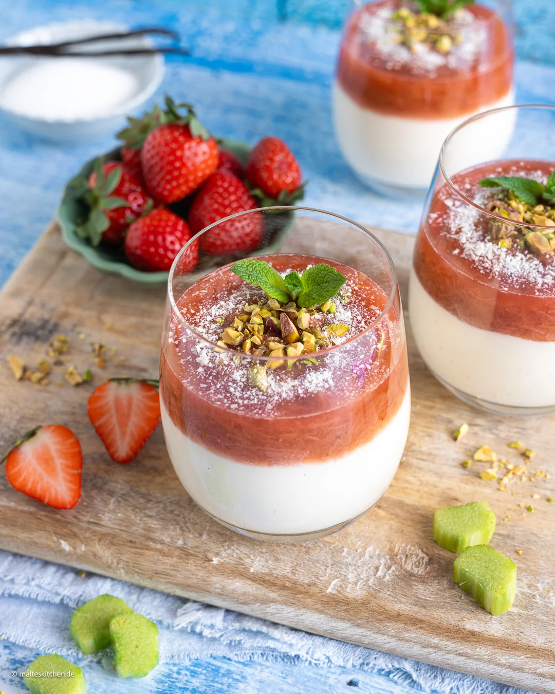 Rhabarber-Dessert im Glas mit Erdbeeren