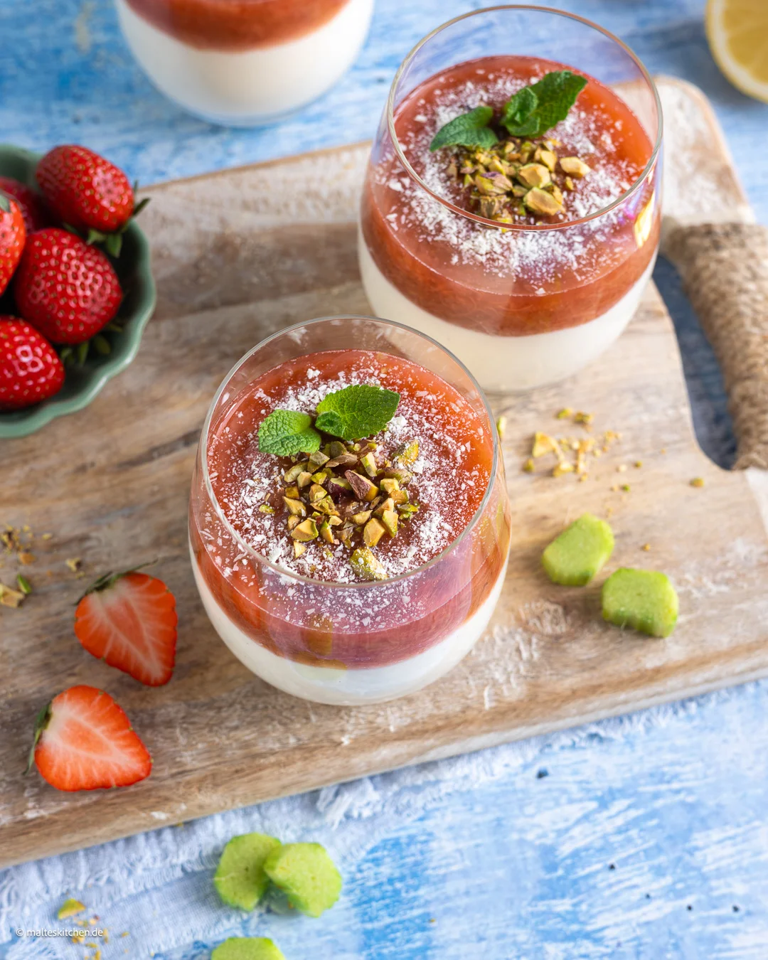 Einfaches Dessert im Glas mit Rhabarber und Erdbeeren.