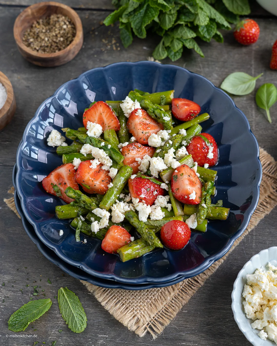 Salat mit grünem Spargel und Erdbeeren