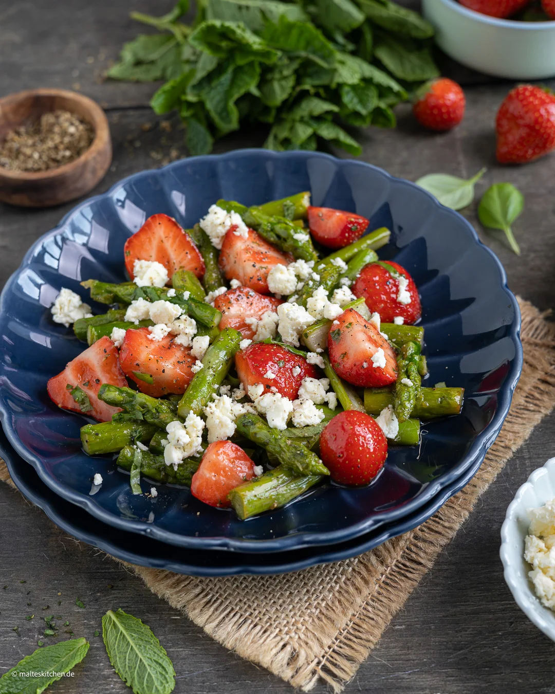 Sehr leckerer Spargelsalat mit Erdbeeren und grünem Spargel.