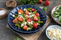 Spargelsalat mit Erdbeeren und Hirtenkäse