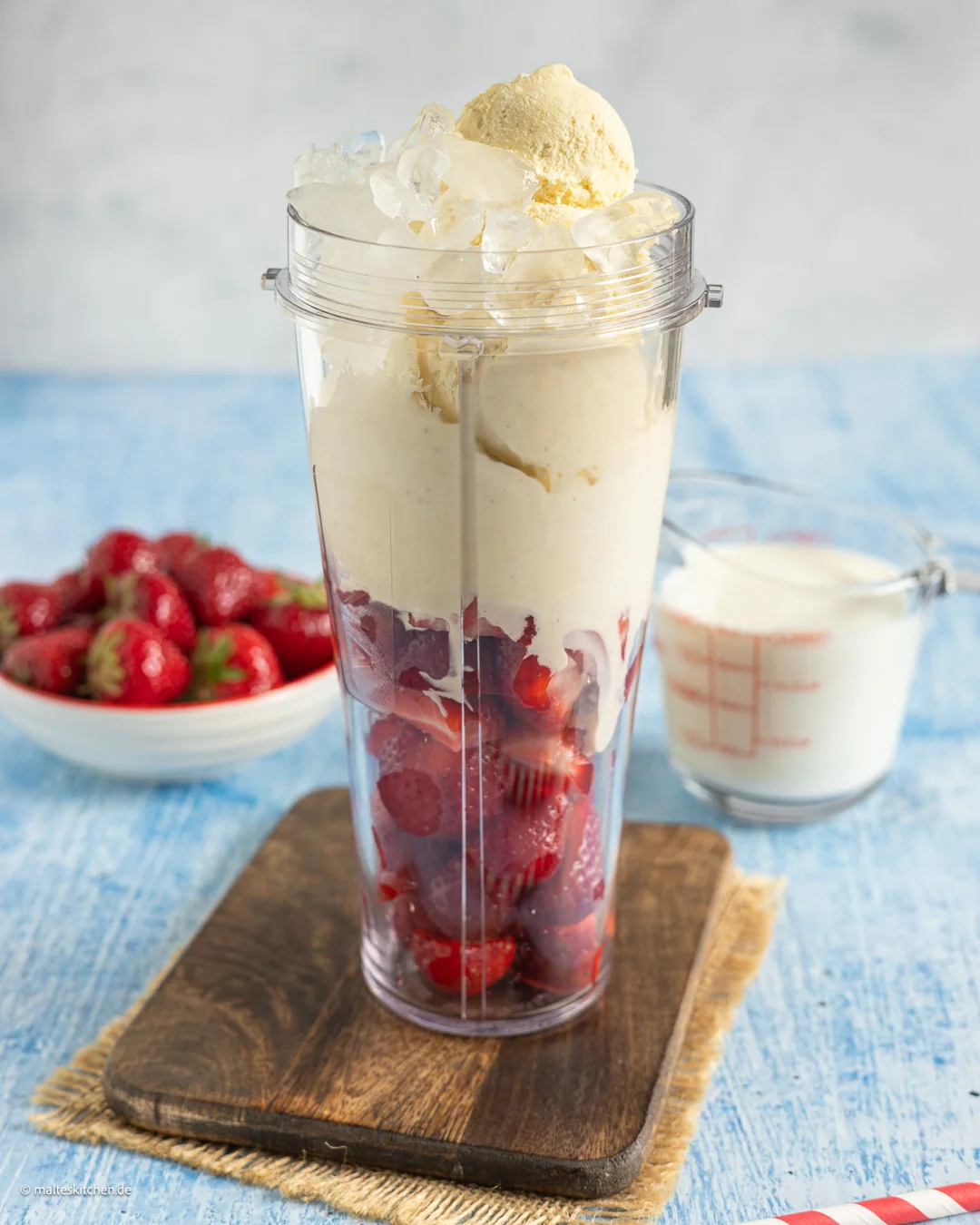 Erdbeer-Milchshake vor dem pürieren.