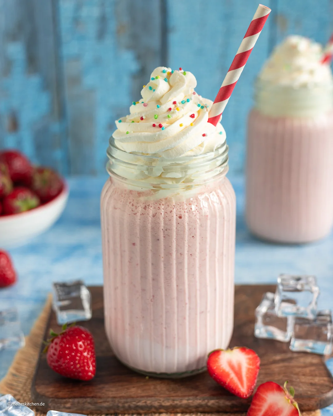 Erdbeer-Milchshake mit Vanilleeis und Sahne