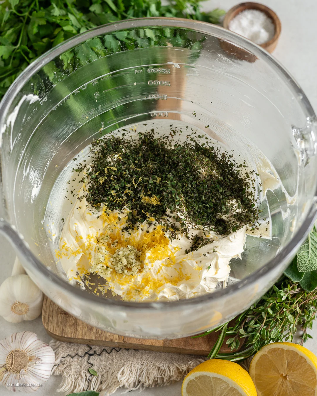 Aufgeschlagene Butter mit Kräutern