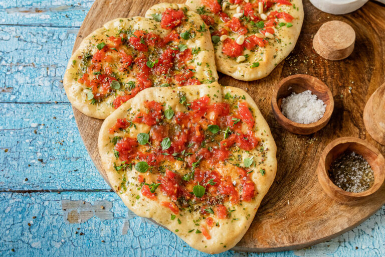 Fladenbrot mit Tomaten und Knoblauch