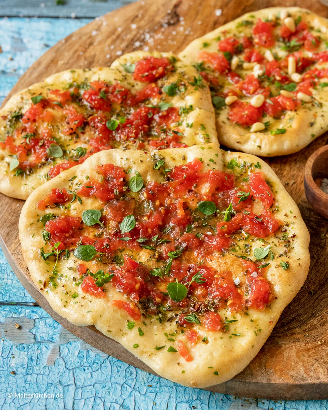 Fladenbrote mit Tomaten und Knoblauchbutter