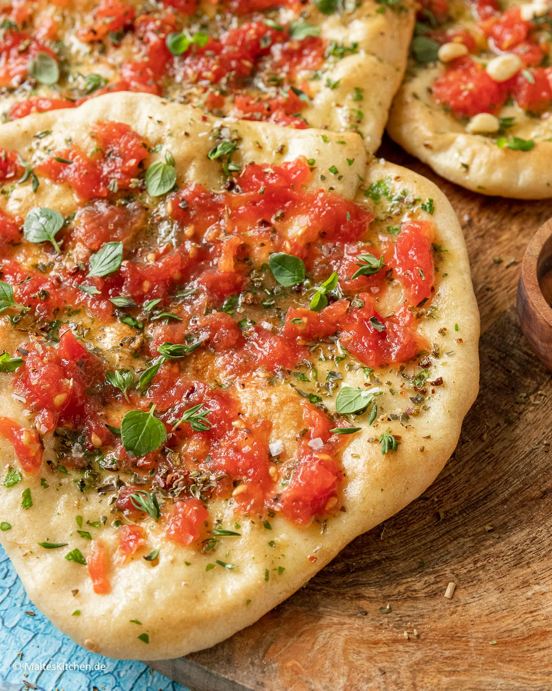 Knusprige Brote mit Tomaten udn Knoblauchbutter