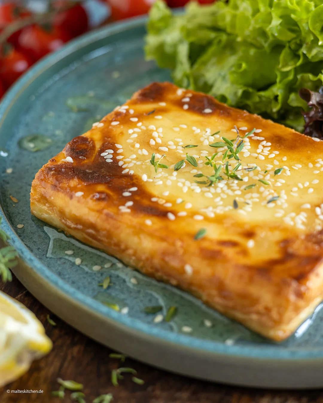 Außen knusprig und innen cremig. Gebackener Feta.