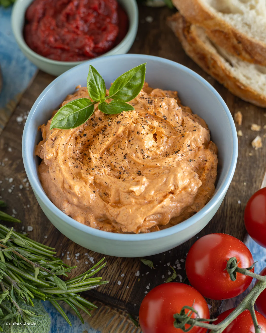 Unheimlich leckere Tomatenbutter als Vorspeise oder als Beilage zum Grillen.