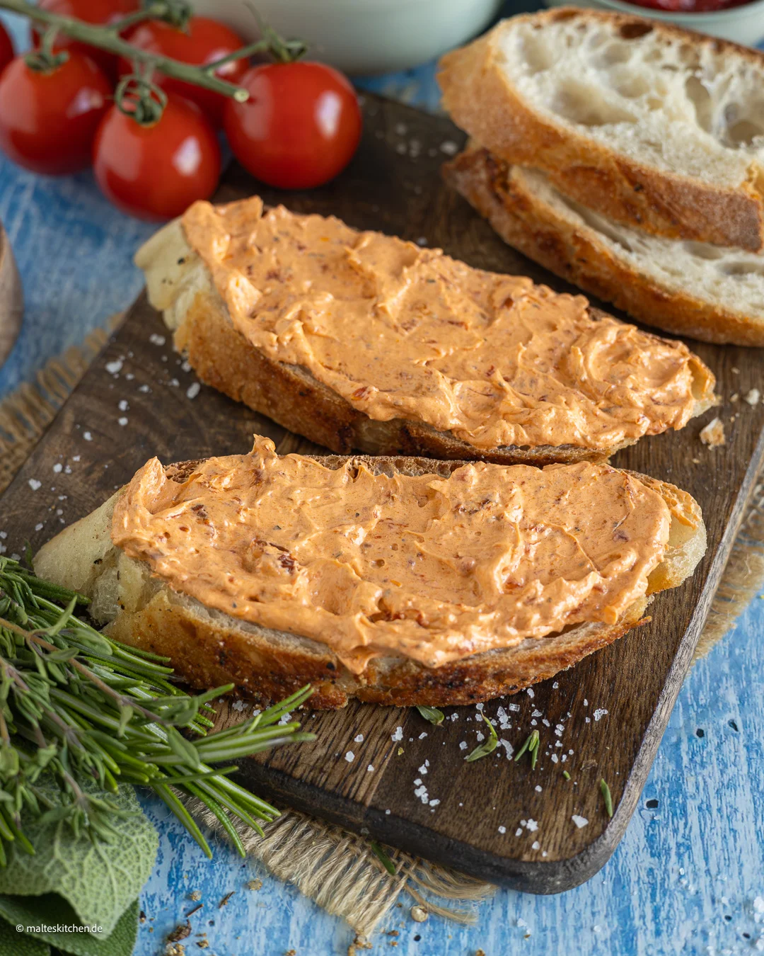 Leckere Tomatenbutter auf Brot