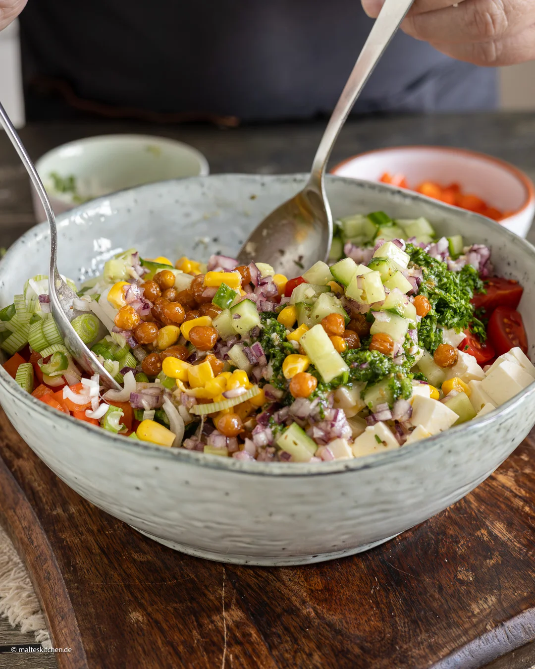 Knackiger Sommersalat mit Kichererbsen