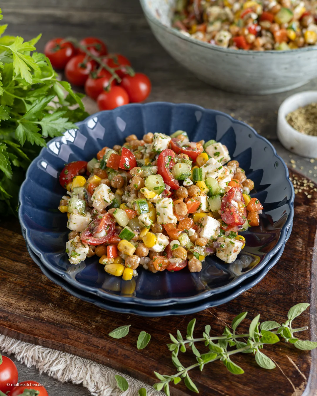 Sommerlicher Salat mit Feta, Tomaten und Gurke.