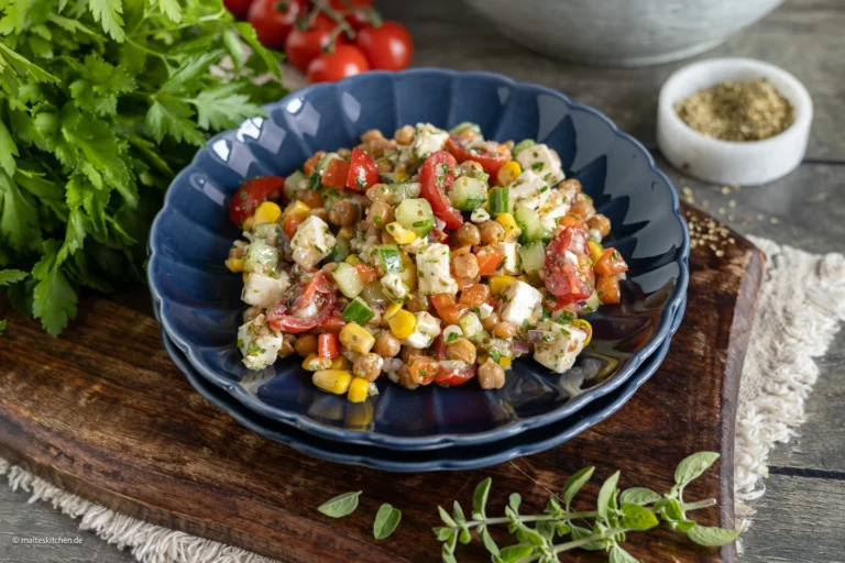 Vegetarischer Kichererbsensalat mit Feta, Gurke und Mais.
