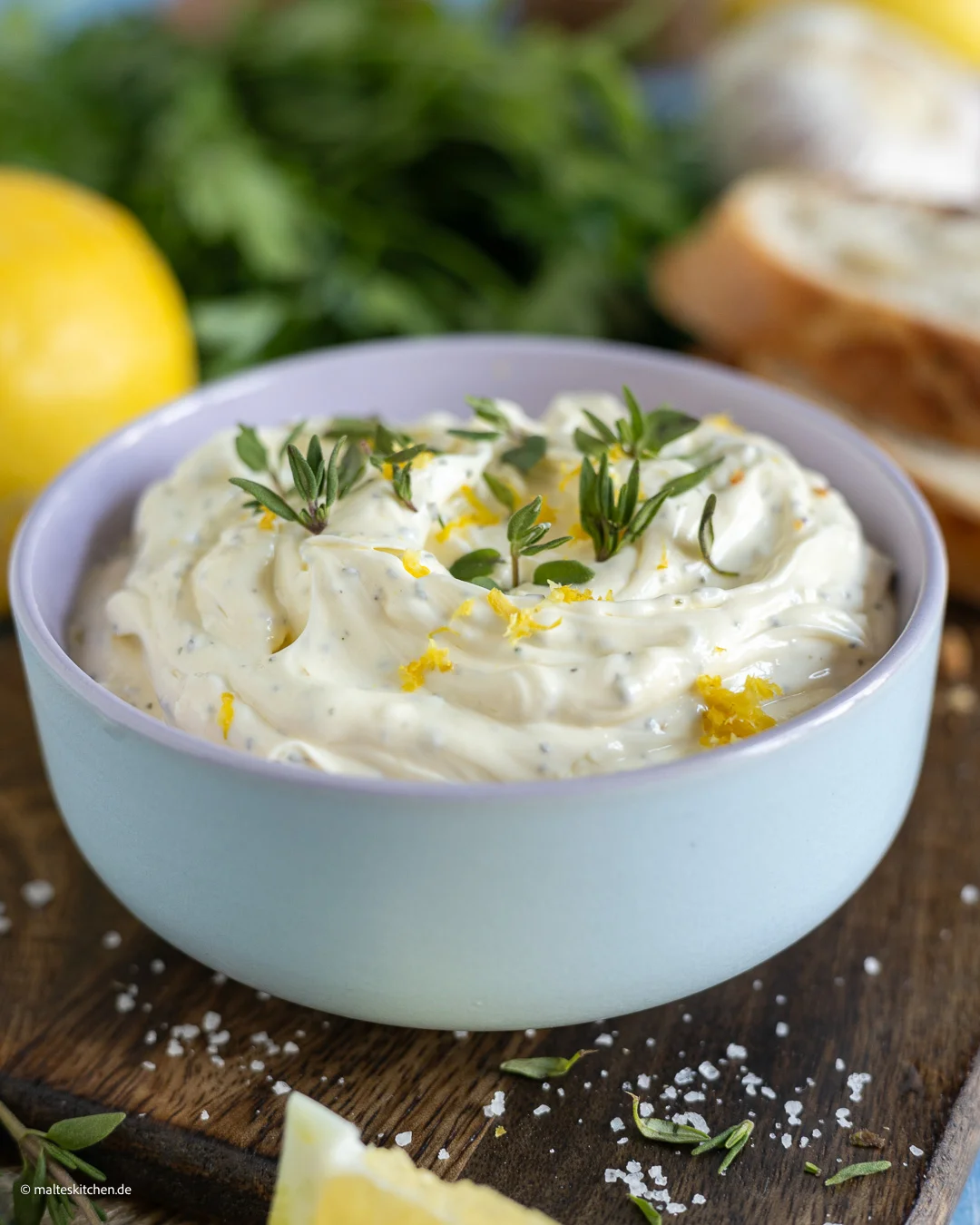 Butter mit Zitrone und Thymian.